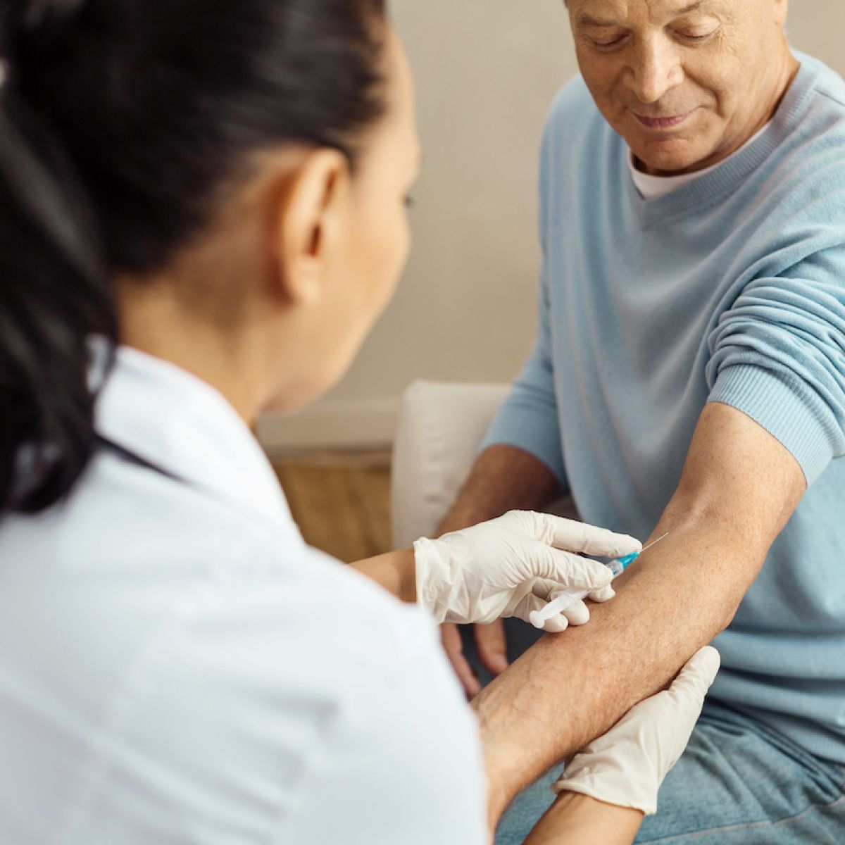 Blutabnahme durch Doktorin