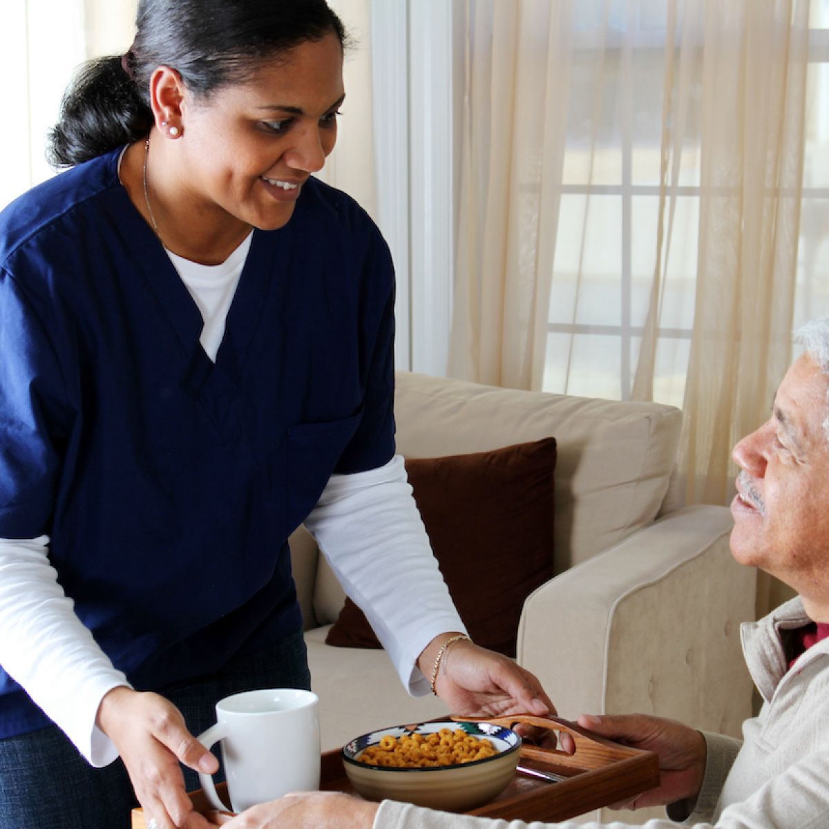 Schwester bringt Patienten Essen